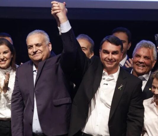 Tarcísio de Freitas e Michelle Bolsonaro elogiam escolha de vice do Flávio Bolsonaro.