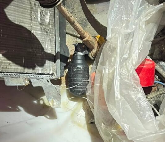 Granada é arremessada em casa no bairro Barroso em Fortaleza.