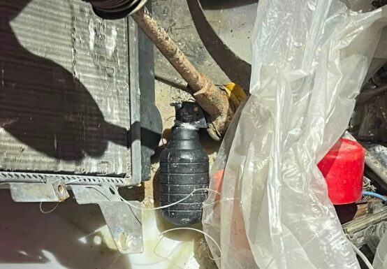 Granada é arremessada em casa no bairro Barroso em Fortaleza.