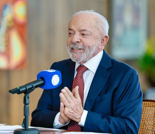 “Sensação” de preço caro é porque “estamos comprando mais”, diz Lula.