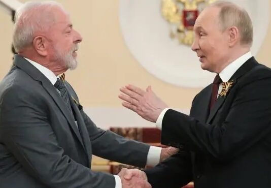 Próximo as eleições, Lula recebe assessor de Putin fora da agenda