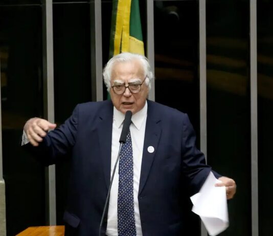 STF atua como tribunal de exceção, diz ex-deputado de esquerda Miro Teixeira.