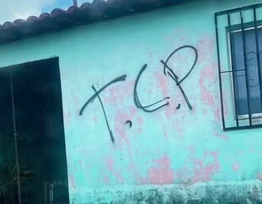 Pichações atribuídas ao TCP assustam moradores de distrito de Sobral