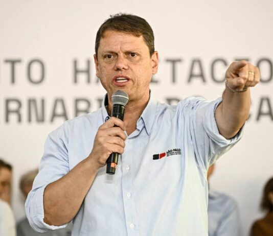 Tarcísio diz que Forças Armadas “definham” sob governo Lula