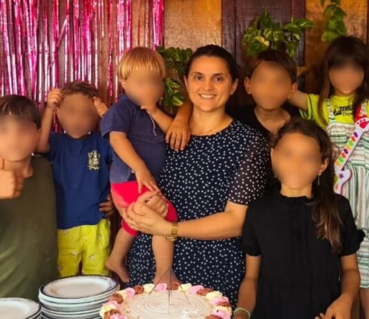 Com marido exilado após 8/1, mãe de seis cria filhos sozinha e tem bens bloqueados por Moraes