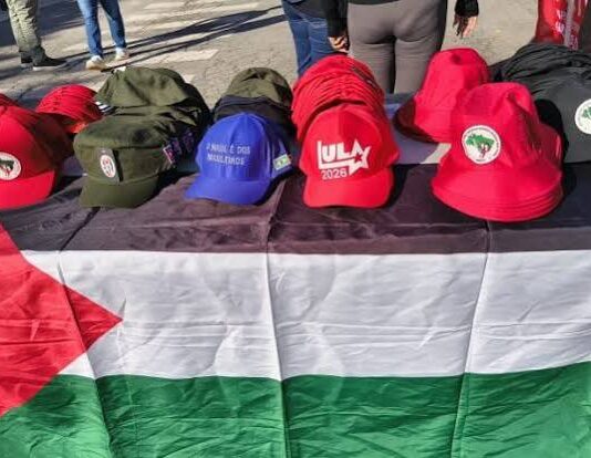 Ambulantes vendem bandeira palestina e quepe de Che antes de ato do PT