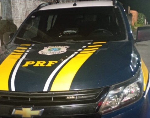 Homem rouba viatura da PRF durante abordagem na BR-116 em Itaitinga, no Ceará.