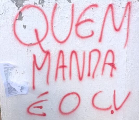 Muro próximo a escola em Sobral é alvo de pichação: “quem manda aqui é o CV”