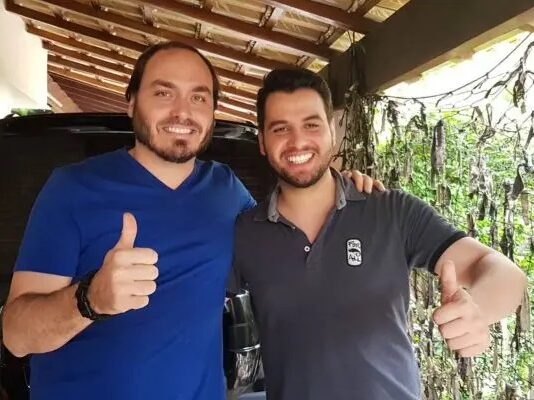 Moraes autoriza visitas de Carlos e Flávio Bolsonaro a Filipe Martins na prisão