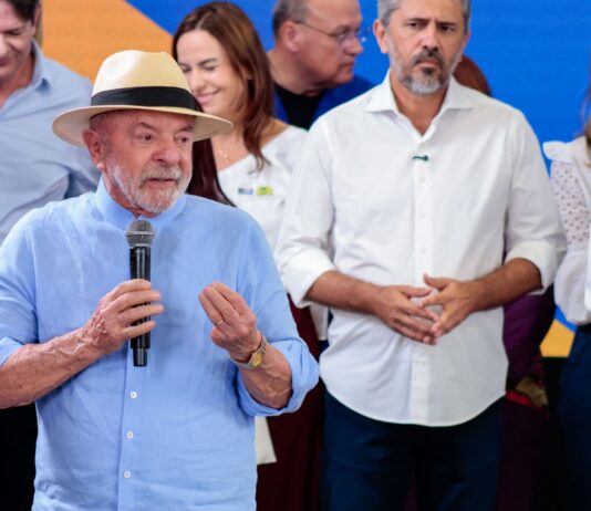 Mal nas pesquisas, Elmano e aliados planejam maratonas de visitas de Lula ao Ceará