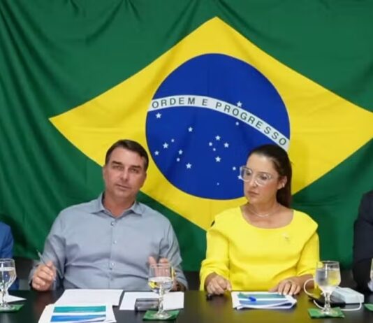 Plano de Flávio prevê reduzir maioridade penal, extinguir ministérios e limitar decisões do STF