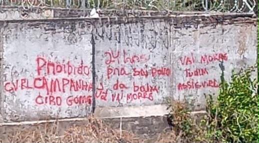 Pichação em muro diz que é proibido fazer campanha para Ciro em Santana do Acaraú, no interior do Ceará.