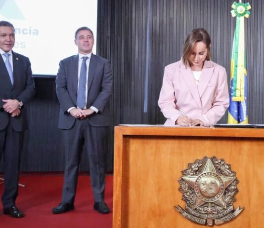 Fabíola Melo ora por Mendonça, que responde: “Estou precisando”