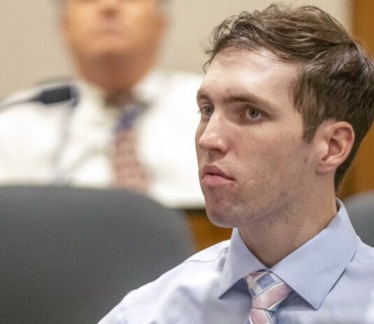 Acusado de matar Charlie Kirk é julgado e pode ter pena de morte