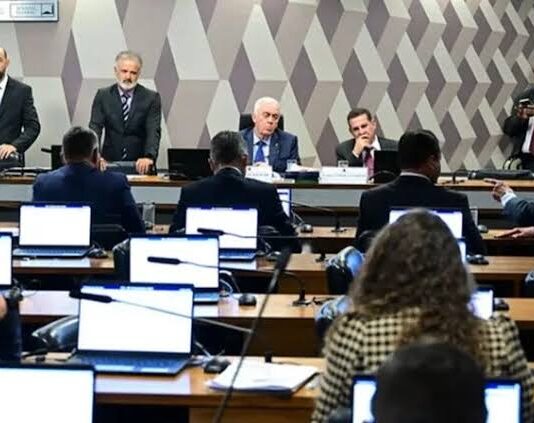 CCJ do Senado aprova PEC do fim da escala 6×1 sem mudanças no relatório