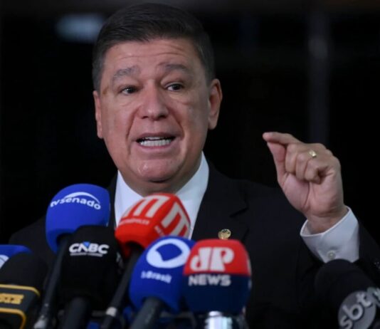Carlos Viana protocola pedido de prisão de Andrei Rodrigues