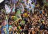 Flávio Bolsonaro é carregado nos ombros e refaz trajeto no cenário em que pai levou facada em Juiz de Fora (MG)