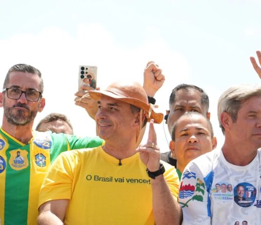 Reajuste do Bolsa Família é ‘ato de desespero’ de Lula, diz Flávio Bolsonaro