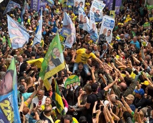 Flávio Bolsonaro é carregado nos ombros e refaz trajeto no cenário em que pai levou facada em Juiz de Fora (MG)