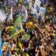 Flávio Bolsonaro é carregado nos ombros e refaz trajeto no cenário em que pai levou facada em Juiz de Fora (MG)