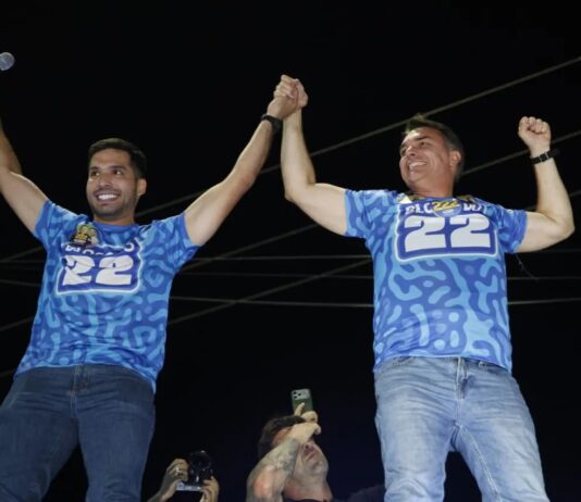 Após não encontrar camisetas em busca no comitê de André Fernandes, Justiça eleitoral do Ceará arquiva o caso.