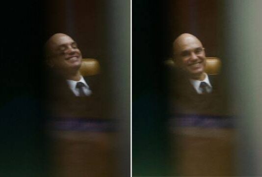 Foto com Moraes rindo após sessão tensa no STF chama atenção nas redes sociais.