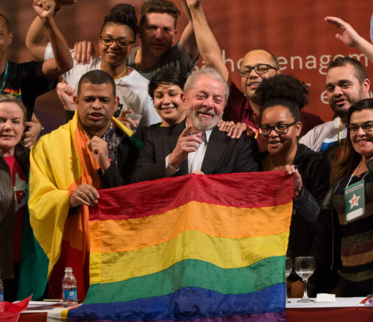 Atrás da reeleição, Lula “esquece” causa LGBT e irrita ativistas