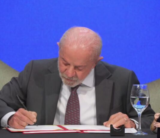 A 9 dias da eleição, Lula proíbe bets e manda sites saírem do ar