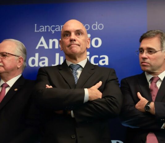 Moraes pede a Fachin julgamento conjunto com André Mendonça