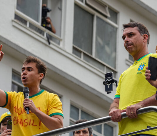 Flávio Bolsonaro diz que estão usando Nikolas como cortina de fumaça, como se tivesse feito algo grave