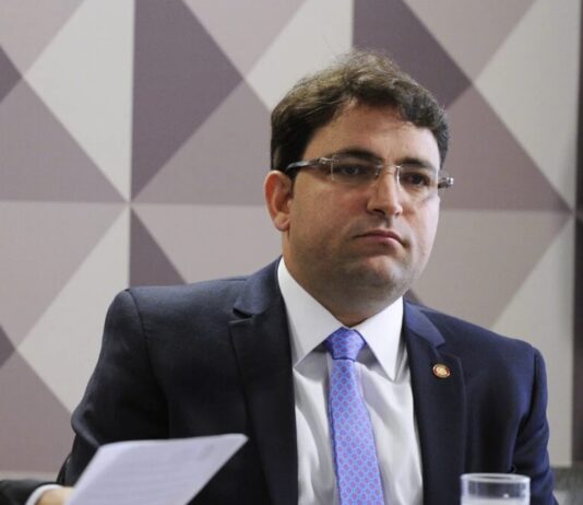 Advogado responsável pelo voo de Flávio Bolsonaro desmonta narrativa: “Voo de Flávio não tem relação com Vorcaro”.
