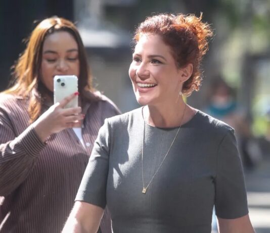 Carla Zambelli pede ao STF autorização para voltar ao Brasil e votar na mãe