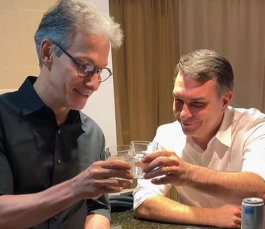 Revista Oeste traz que Zema está prestes a desistir da candidatura para apoiar Flávio Bolsonaro