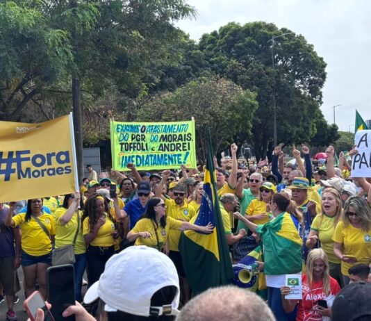 Ato em Brasília pede impeachment de Moraes em meio à crise no STF.