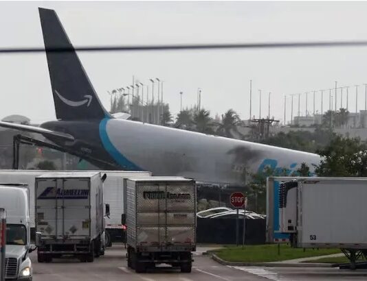 Avião da Amazon invade estrada próxima ao aeroporto de Miami e cinco pessoas morrem