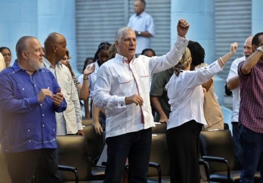 Cuba condecora membros do MST com Medalha da Amizade