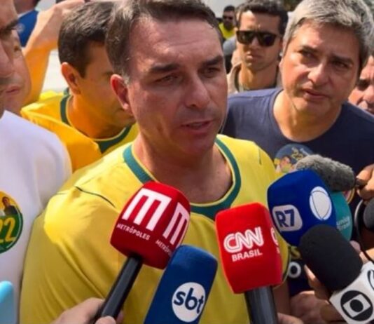 TSE determina que redes removam posts que liguem Flávio a fake news sobre Nossa Senhora