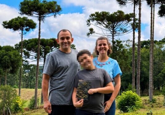 Pais que fazem homeschooling podem perder guarda do filho após ordem de matrícula