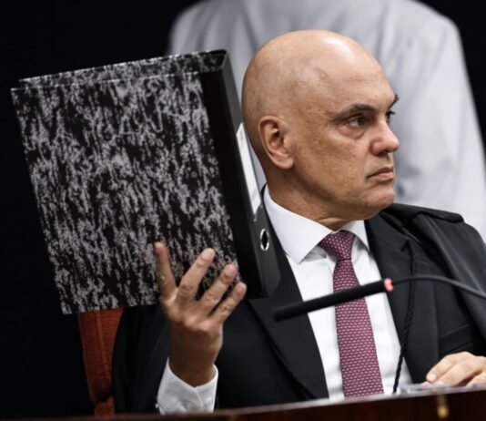No Congresso, já se especula “saída honrosa” de Moraes do STF