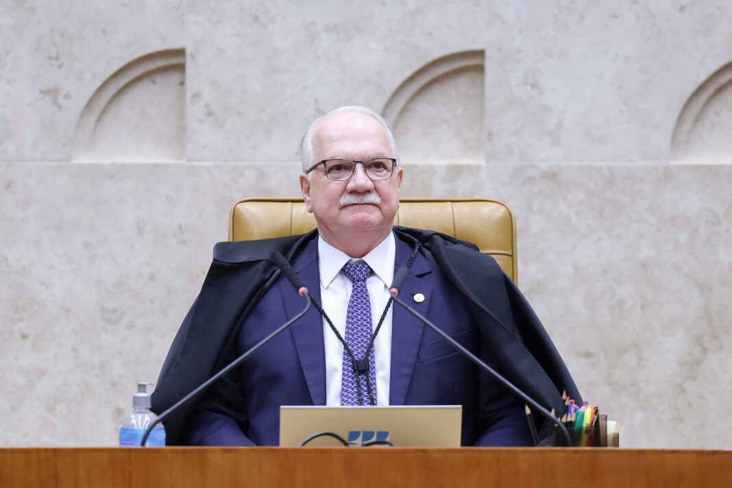 luiz-edson-fachin-sentado-cadeira-presidencia-stf