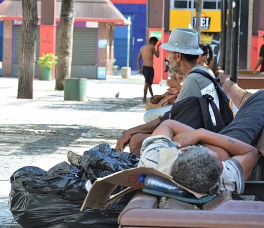 Previsto por Evandro Leitão para o 1° semestre de 2025, censo da população de rua em Fortaleza é adiado para 2027