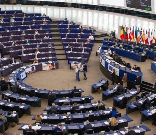 Deputados europeus pedem à UE que avalie sanções contra Moraes