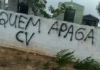 Muro do cemitério de Vambira em Viçosa do Ceará é pichado novamente com “salve” do CV e ameaça a policiais.