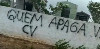 Muro do cemitério de Vambira em Viçosa do Ceará é pichado novamente com “salve” do CV e ameaça a policiais.