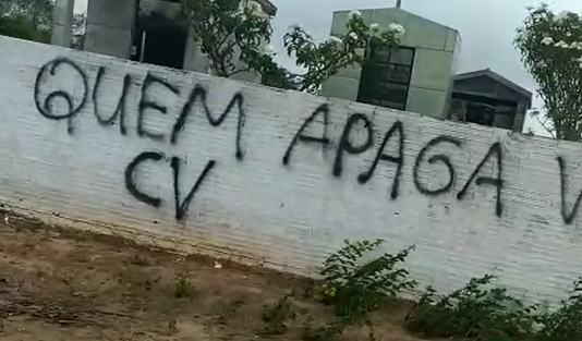Muro do cemitério de Vambira em Viçosa do Ceará é pichado novamente com “salve” do CV e ameaça a policiais.