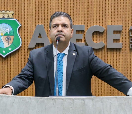 O deputado estadual Felipe Mota declara apoio a Flávio Bolsonaro no 2° Turno.