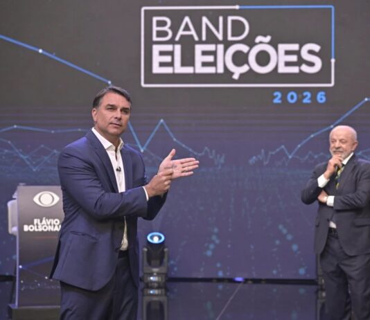 Pesquisa PoderData/Aya: Flávio cresce e vai a 52%, contra 48% de Lula