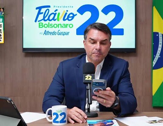 Campanha de Flávio vê “complacência com fake news” na liberação de canal pró-Lula