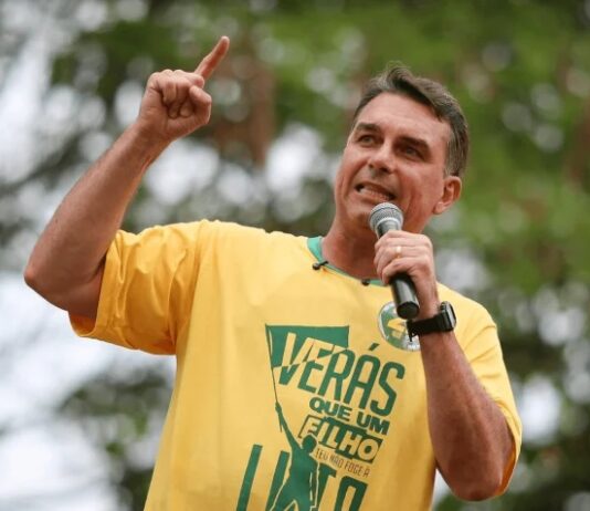 União e PP fecham com Flávio e preparam evento para anunciar apoio