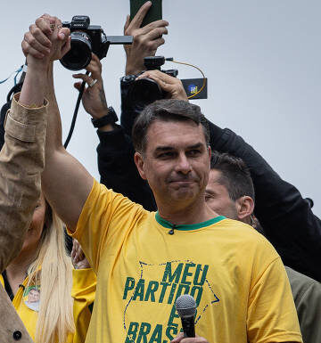 Em carta, Flávio Bolsonaro se declara “verdadeiro presidente eleito do Brasil”